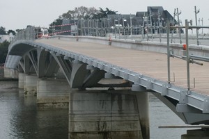 Pont de Pirmil en chêne avec résine antidérapante