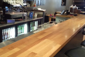 Tables et comptoir d’un restaurant Tables et comptoir d’un restaurant