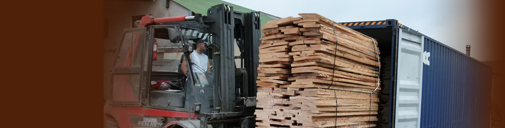 Chargement d'un container de planches de hêtre séchées pour l'export