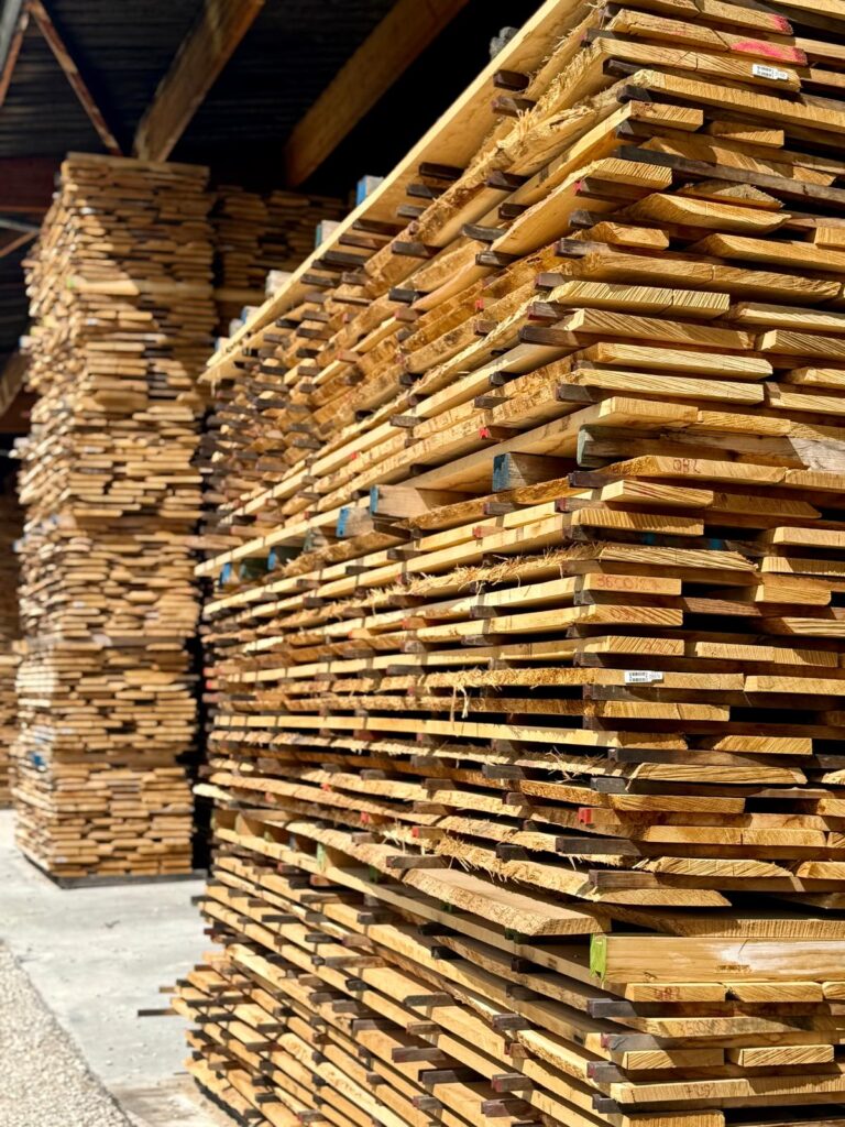 Paquet de planches chêne QS2 en stockage - largeurs courtes à moyennes pour pièces inférieures à 1,20 m