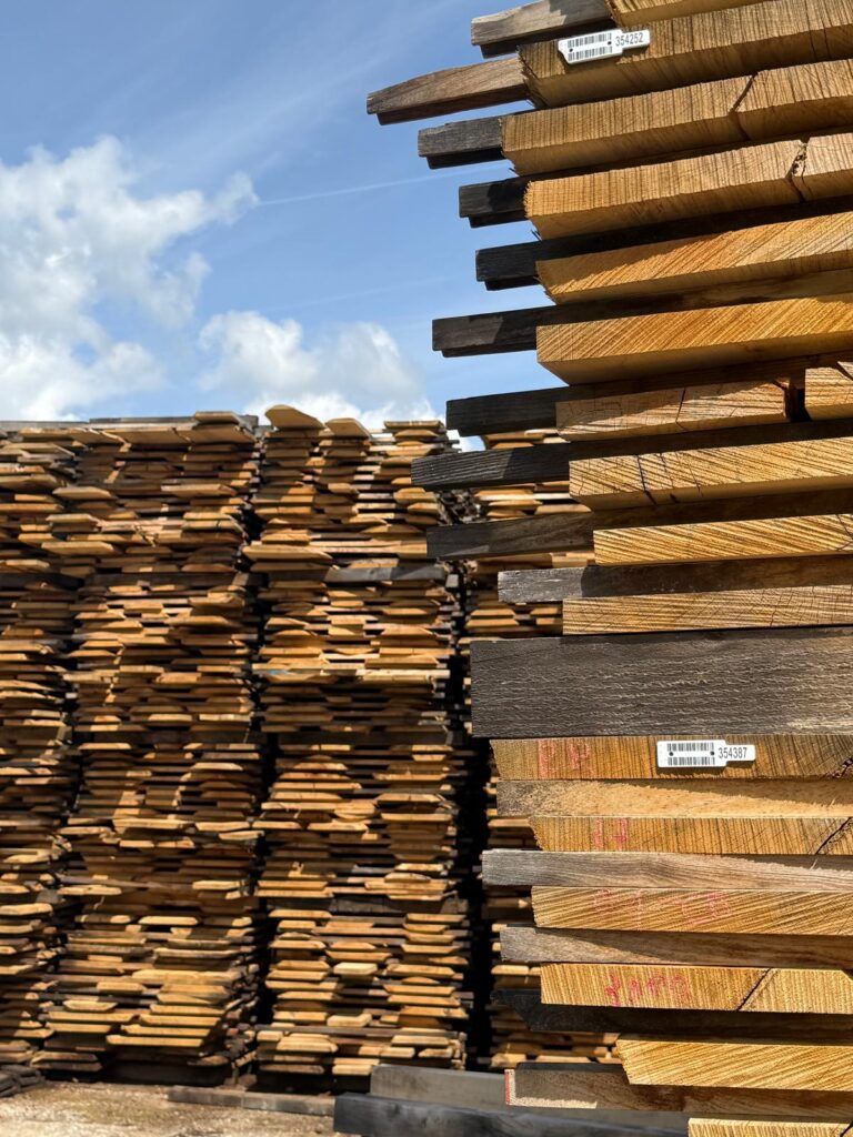 Pile de planches chêne QS3 en stockage - qualité rustique pour menuiserie, cuisine et parquet de caractère