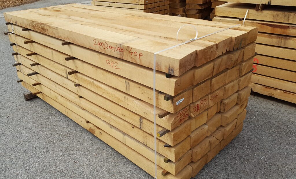 Pile de traverses chêne rustiques QP2 sur palettes - aménagement extérieur, soutènement et boulodrome