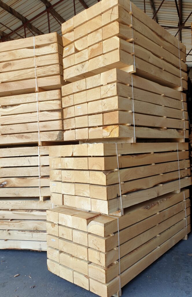 Pile de traverses chêne QP1 cerclées - prêtes à la livraison, bois frais de forêts françaises Eurochêne